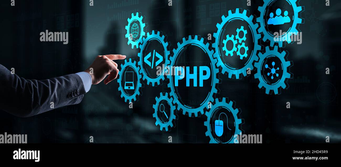 Geschäftsmann drückt auf dem virtuellen Bildschirm php. Stockfoto