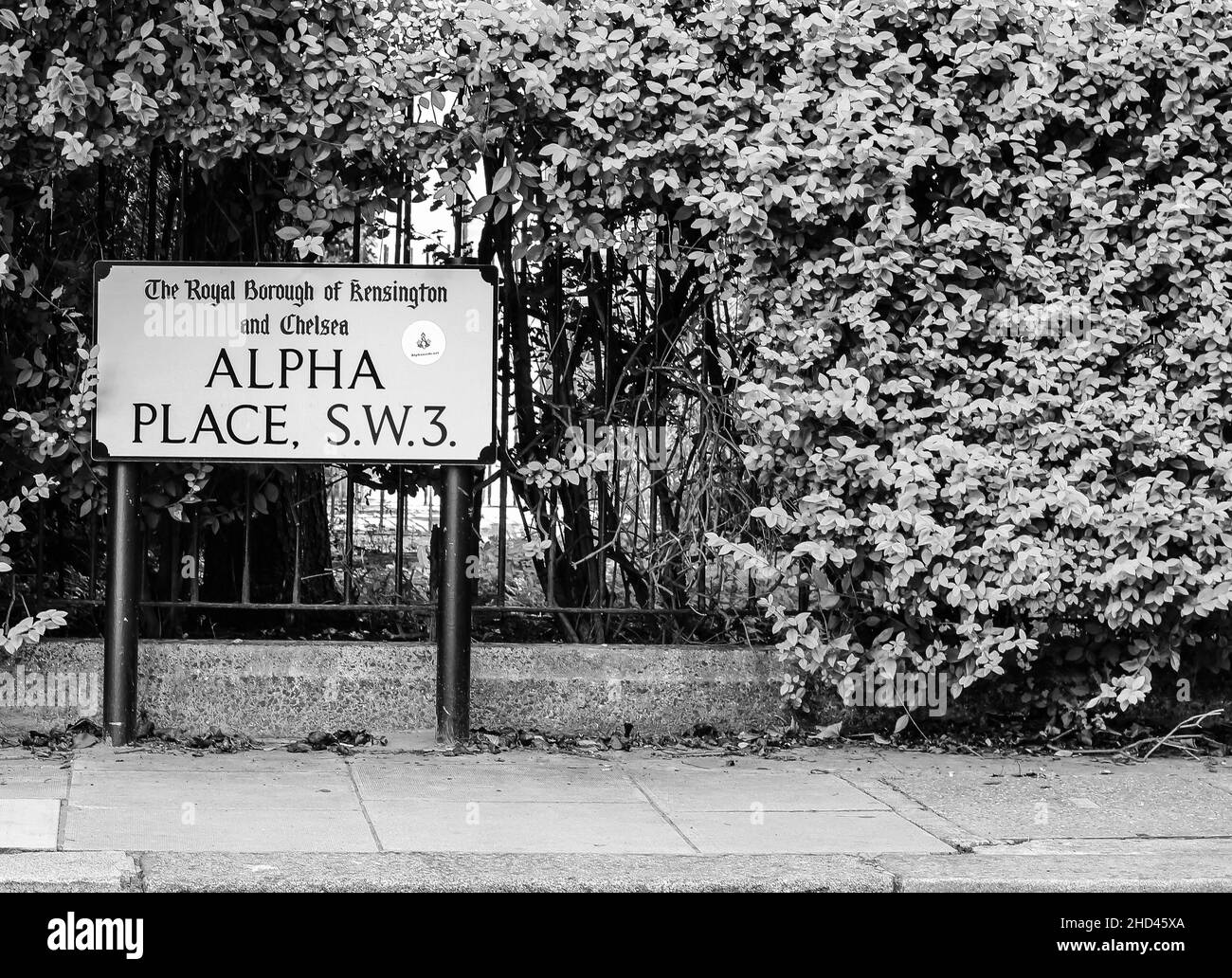 Graustufenbild eines Schildes mit Alpha Place, London, England Stockfoto