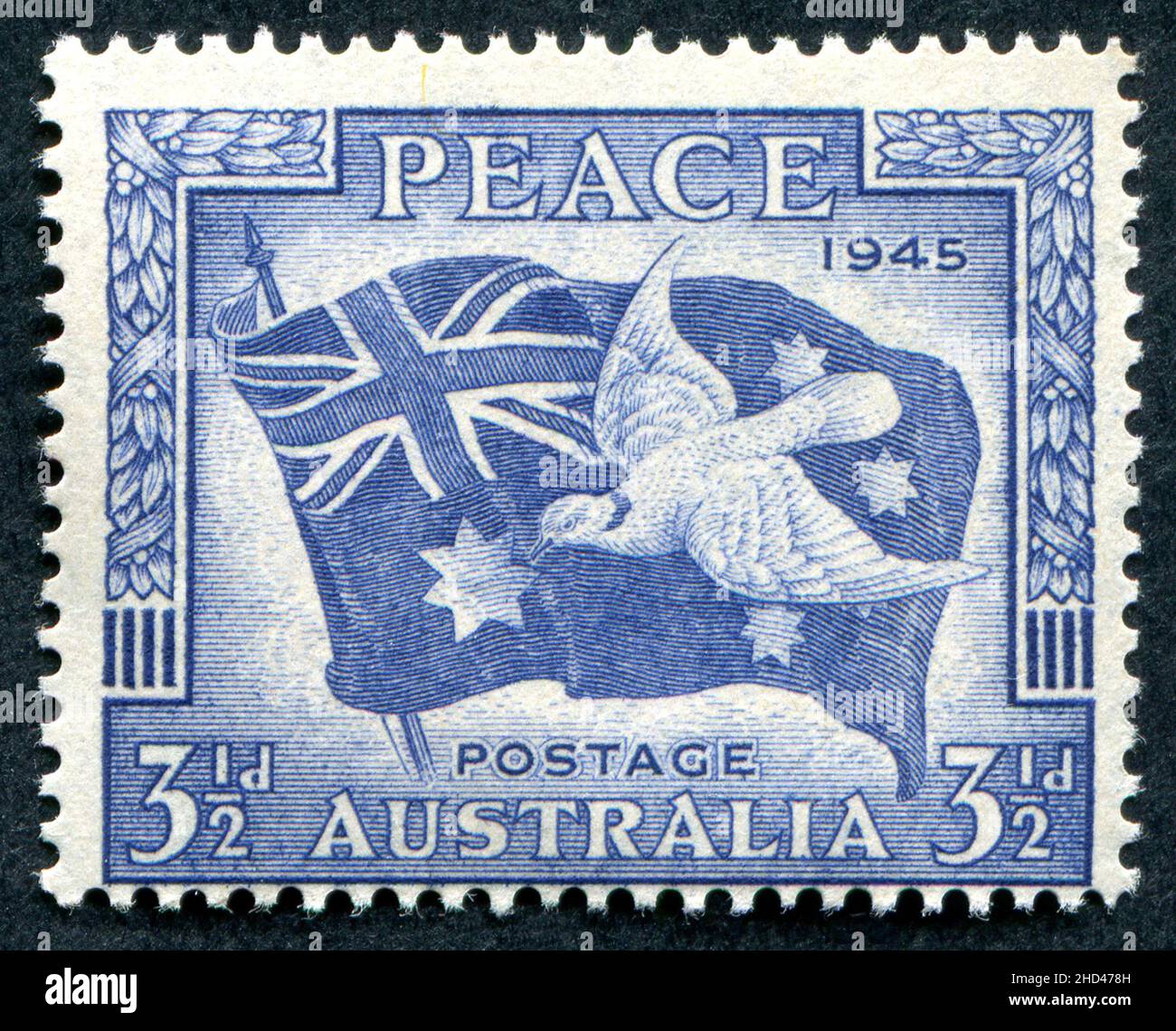 Eine australische Briefmarke aus dem Jahr 1946 mit dem Titel ‘Peace 1945’, Ausgabe 3 1/2D, zum Gedenken an das Ende des Zweiten Weltkriegs. Die Marke wurde von Frank D. Manley und George Lissenden entworfen und von Manley gestochen. Stockfoto