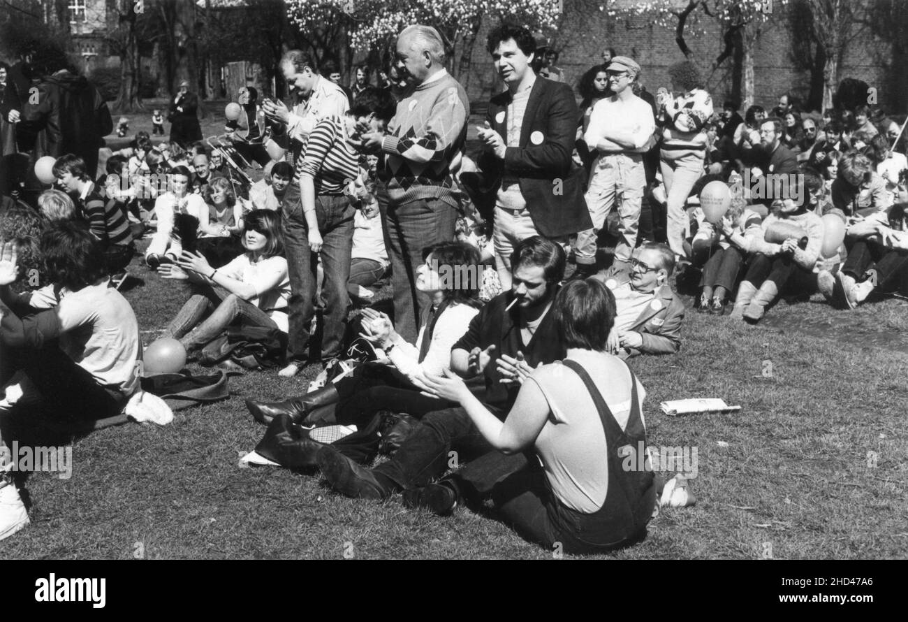 Eine Demonstration von Mitgliedern der Southwark-Niederlassung der britischen Gewerkschaft, NALGO (National and Local Government Officers' Association) und des Southwark Trades Council, die gegen die Entlassung eines Arbeitnehmers aus dem Southwark London Borough Council protestierten. Mitte 1980s. Das Foto zeigt die Protestierenden, die sich in einem Park versammelten und einer Rede applaudierten. Stockfoto