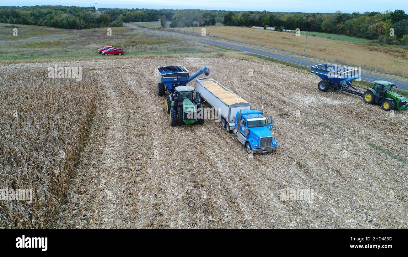 Getreideschüssel Erntewagen auf einem Feld einer Farm während des Tages bei klarem Wetter Stockfoto