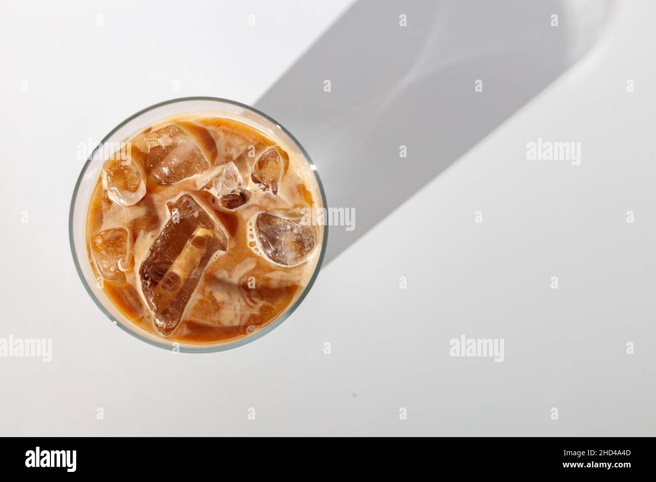 Nahaufnahme eines erfrischenden Espresso-Getränks mit Milchgeschmack Stockfoto
