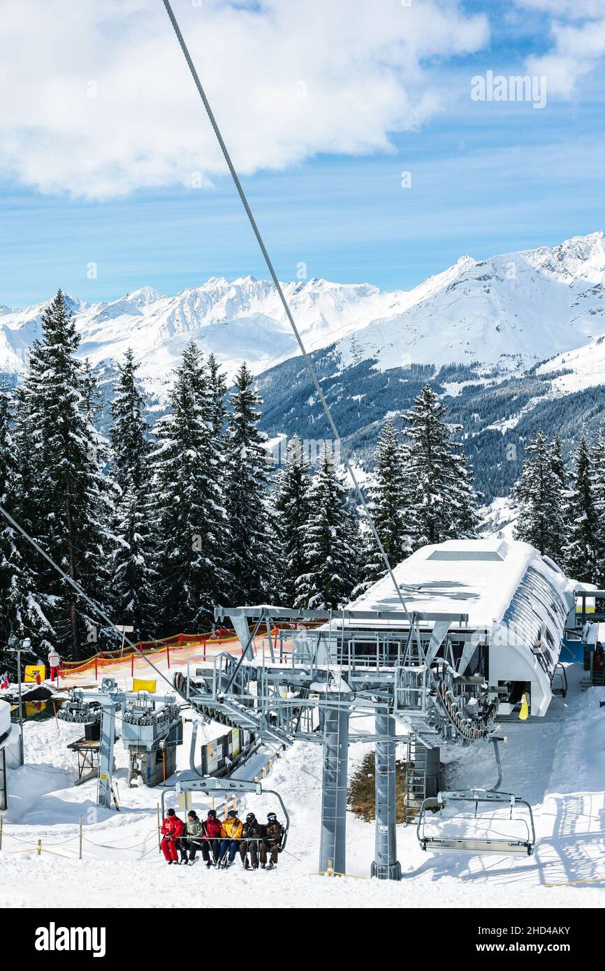Oetz, Tirol, Österreich. Februar 2016. Die Seilbahn bringt Wintersportler auf die Pisten in Tirol, Österreich. Hochwertige Fotos Stockfoto