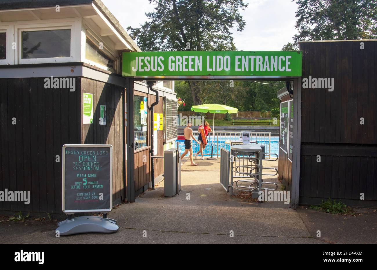 Cambridge, Großbritannien - 18th 2021. September: Eingang zum Jesus Green Lido-Schwimmbad. Ein öffentliches Freibad, das 1923 erbaut wurde. Hochwertige Fotos Stockfoto