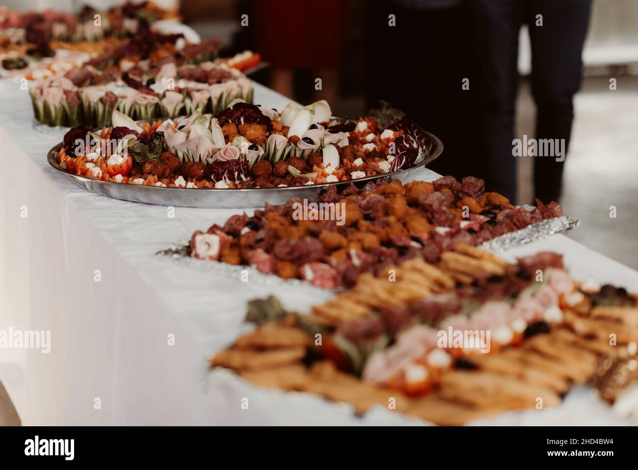 Verschiedene Vorspeisen und Cocktails in eine festliche Party-Einstellungen  Stockfotografie - Alamy