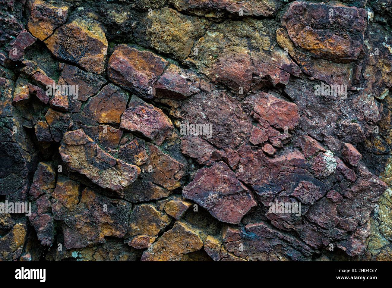 Gesprungene und texturierte Steinfotos mit Gelb und Magenta. Nahtloses und raues Rock-Struktur- und Musterdesign. Stockfoto