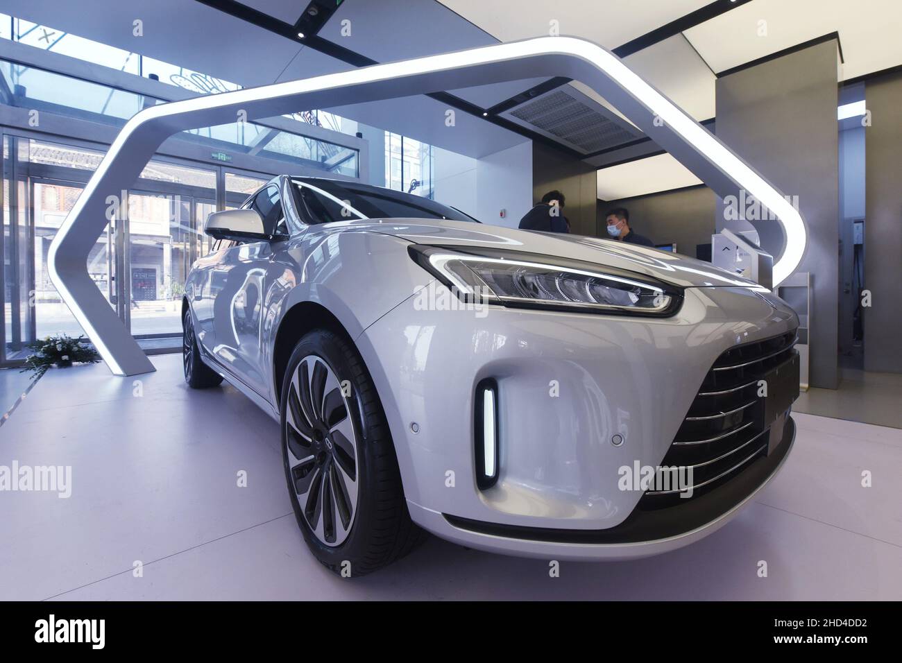 HANGZHOU, CHINA 3. JANUAR 2022 Bürger erleben den AITO Wenjie M5