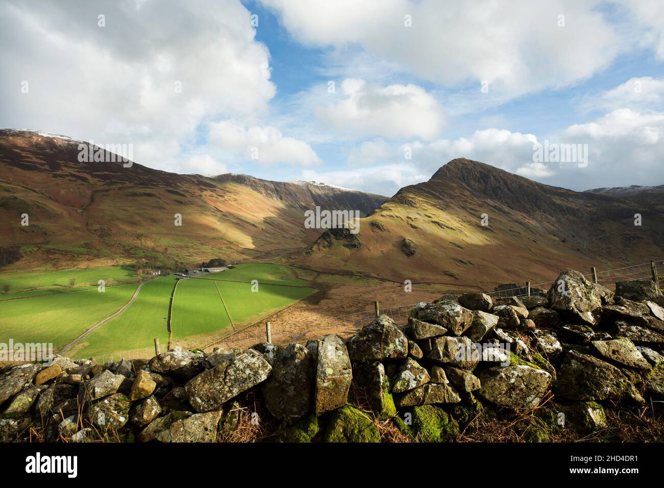 Warnscale Bottom und Fleetwith Pike vom Pfad zum Scarth Gap Pass und Haystacks, dem Lake District National Park, Cumbria, England mit Kopierraum Stockfoto