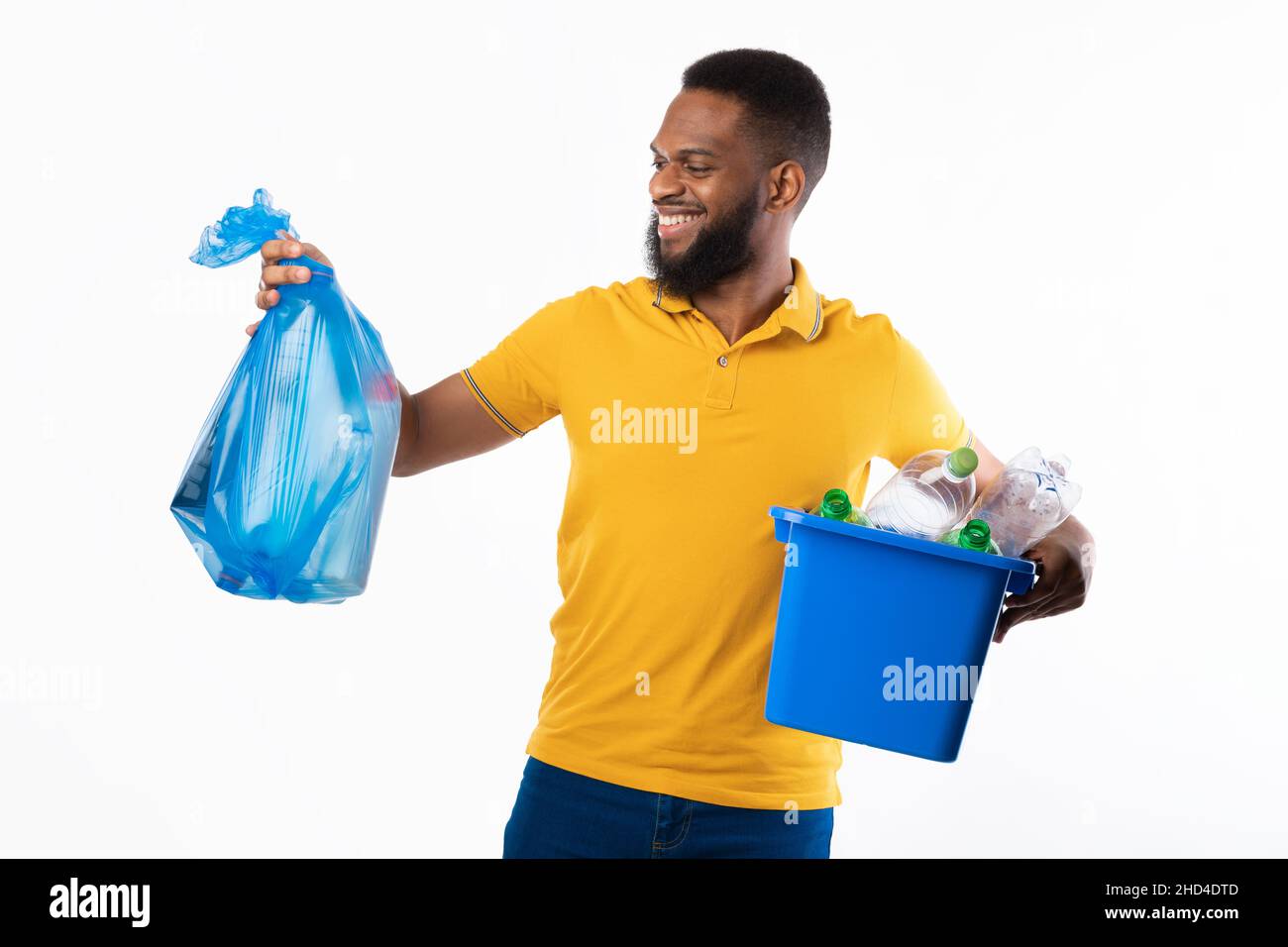 Afroamerikanischer Mann Hält Müllbeutel Und Box, Weißer Hintergrund Stockfoto
