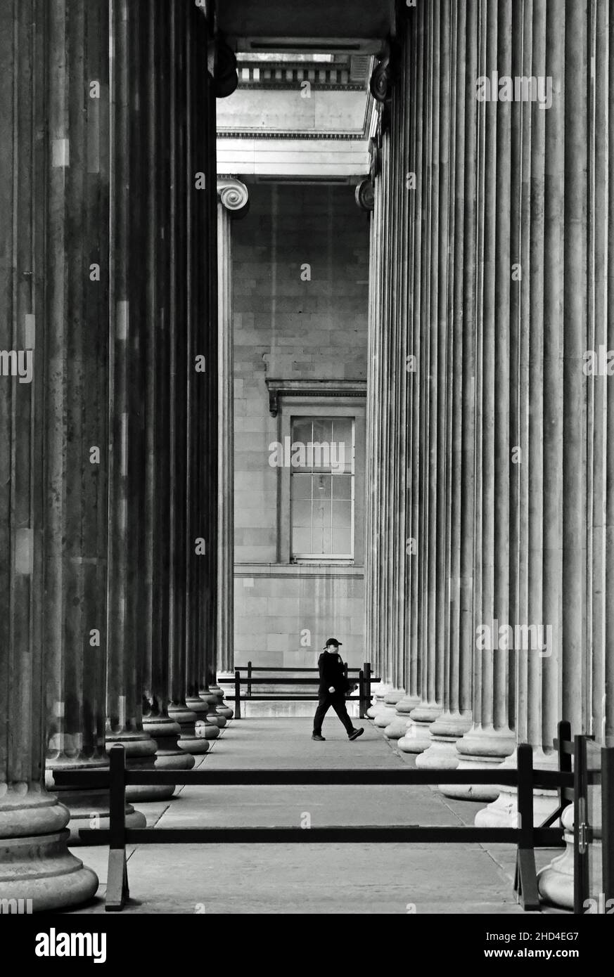 Lone man im British Museum, London (BW) Stockfoto
