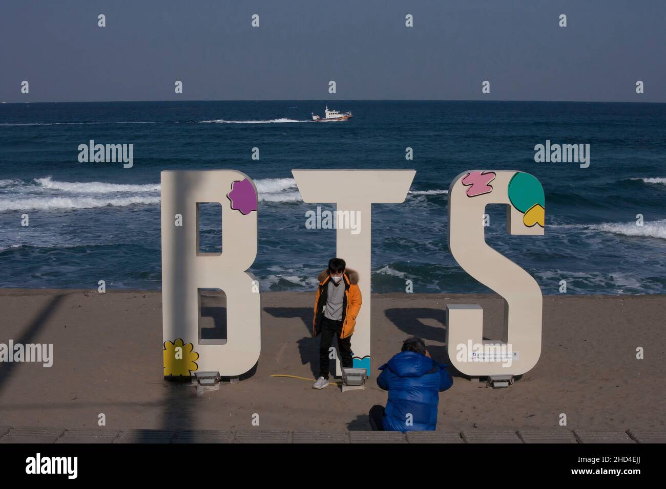 Samcheok, Gangwon, Südkorea. 3rd Januar 2022. 3. Januar 2022-Samcheok, Südkorea-Ein Blick auf Meer und Sandstrand ist der BTS Butter Album Jacket Shoot Spot am Maengbang Beach in Samcheon, südöstlich von Seoul, Südkorea. Die Mega-Hit-Single ''Butter'' von K-Pop-Superstar BTS hat die Verkaufszahlen von Digital Song von Billboard erneut übertroffen und hat der südkoreanischen Superband einen Rekord von 46 Wochen auf Platz 1 bescheren. (Bild: © Ryu Seung-Il/ZUMA Press Wire) Stockfoto
