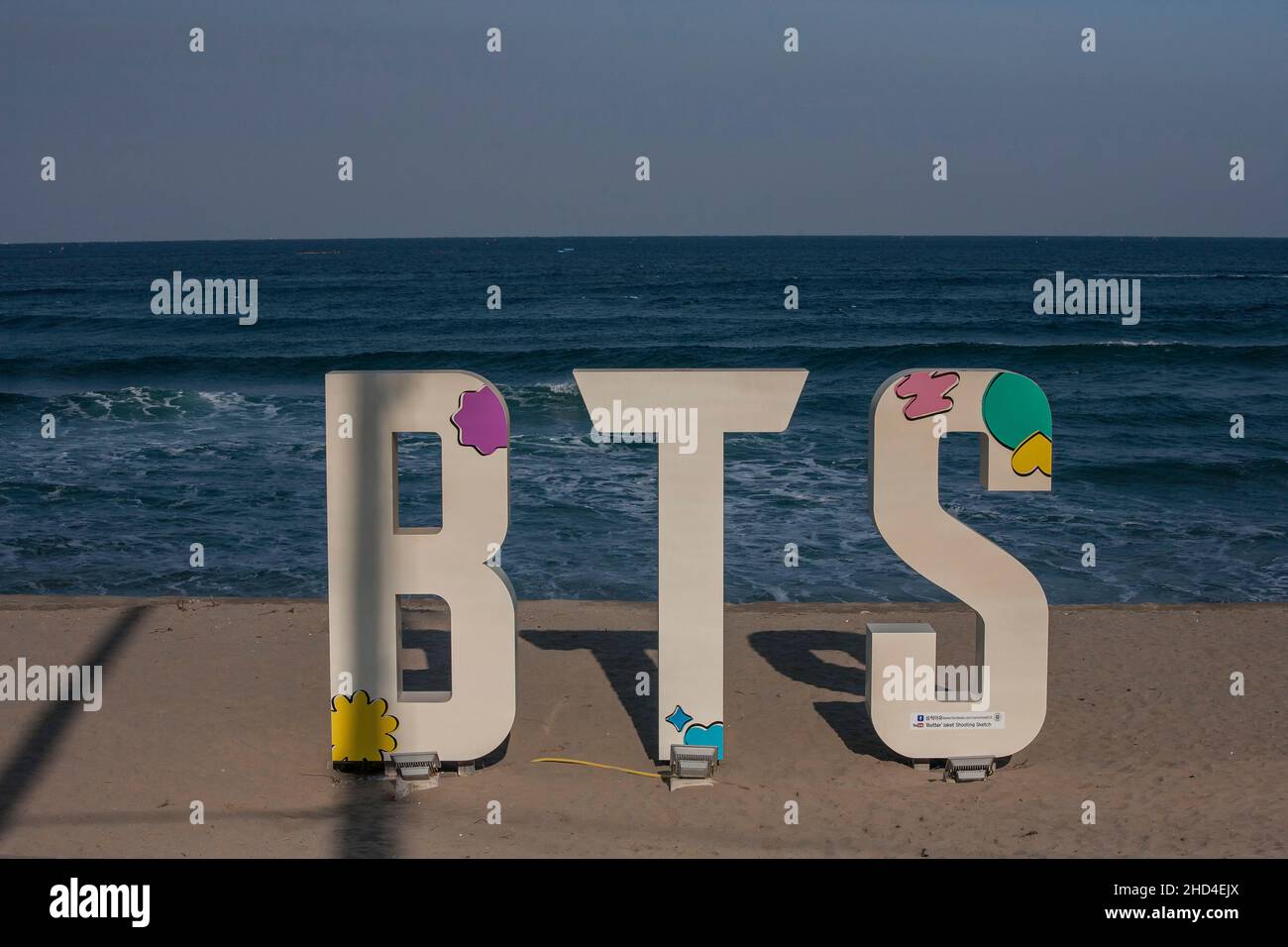 Samcheok, Gangwon, Südkorea. 3rd Januar 2022. 3. Januar 2022-Samcheok, Südkorea-Ein Blick auf Meer und Sandstrand ist der BTS Butter Album Jacket Shoot Spot am Maengbang Beach in Samcheon, südöstlich von Seoul, Südkorea. Die Mega-Hit-Single ''Butter'' von K-Pop-Superstar BTS hat die Verkaufszahlen von Digital Song von Billboard erneut übertroffen und hat der südkoreanischen Superband einen Rekord von 46 Wochen auf Platz 1 bescheren. (Bild: © Ryu Seung-Il/ZUMA Press Wire) Stockfoto