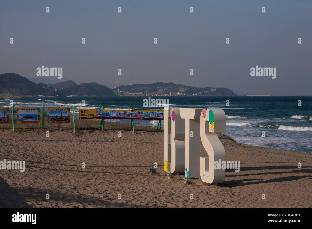 Samcheok, Gangwon, Südkorea. 3rd Januar 2022. 3. Januar 2022-Samcheok, Südkorea-Ein Blick auf Meer und Sandstrand ist der BTS Butter Album Jacket Shoot Spot am Maengbang Beach in Samcheon, südöstlich von Seoul, Südkorea. Die Mega-Hit-Single ''Butter'' von K-Pop-Superstar BTS hat die Verkaufszahlen von Digital Song von Billboard erneut übertroffen und hat der südkoreanischen Superband einen Rekord von 46 Wochen auf Platz 1 bescheren. (Bild: © Ryu Seung-Il/ZUMA Press Wire) Stockfoto