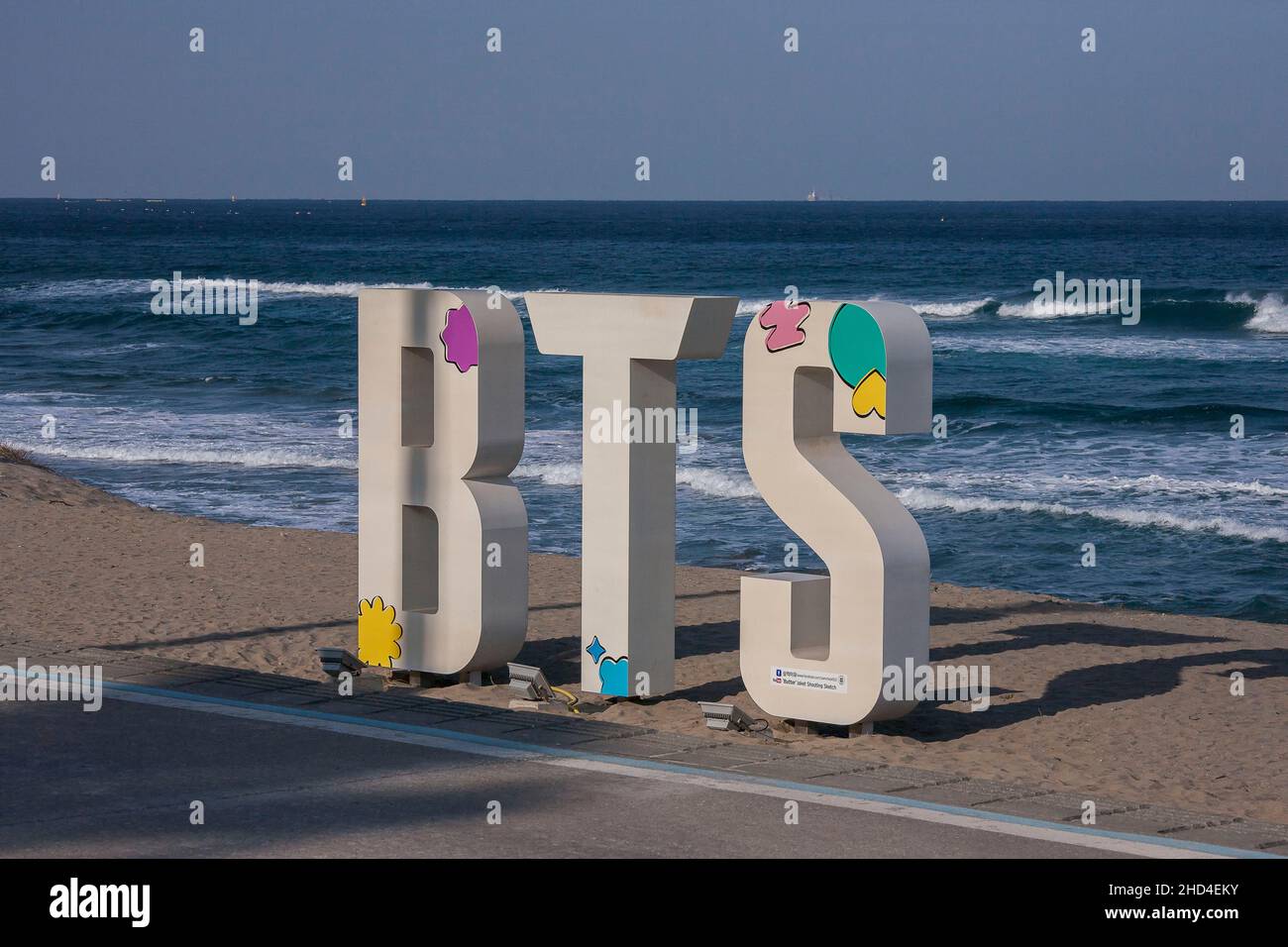 Samcheok, Gangwon, Südkorea. 3rd Januar 2022. 3. Januar 2022-Samcheok, Südkorea-Ein Blick auf Meer und Sandstrand ist der BTS Butter Album Jacket Shoot Spot am Maengbang Beach in Samcheon, südöstlich von Seoul, Südkorea. Die Mega-Hit-Single ''Butter'' von K-Pop-Superstar BTS hat die Verkaufszahlen von Digital Song von Billboard erneut übertroffen und hat der südkoreanischen Superband einen Rekord von 46 Wochen auf Platz 1 bescheren. (Bild: © Ryu Seung-Il/ZUMA Press Wire) Stockfoto
