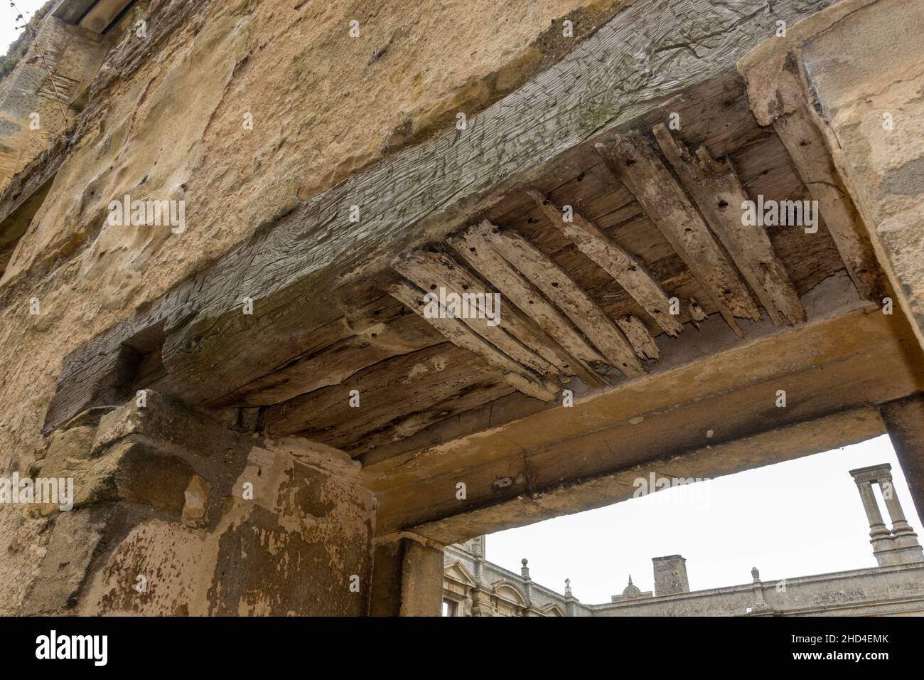 Innentür und Türsturz, Ruine von Kirby Hall, einem elisabethanischen Landhaus, in der Nähe von Gretton, Northamptonshire, England. Stockfoto