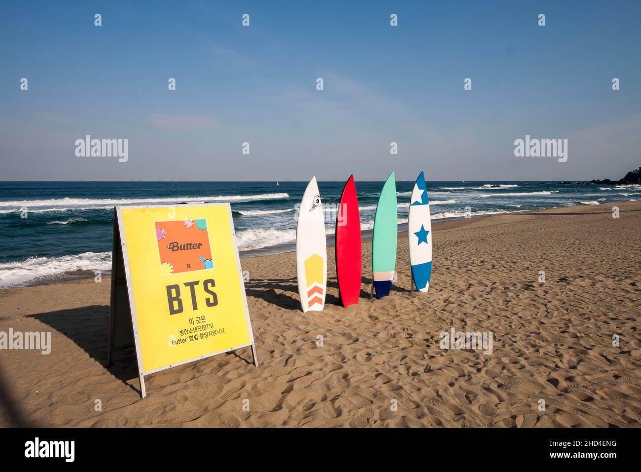 Samcheok, Gangwon, Südkorea. 3rd Januar 2022. 3. Januar 2022-Samcheok, Südkorea-Ein Blick auf Meer und Sandstrand ist der BTS Butter Album Jacket Shoot Spot am Maengbang Beach in Samcheon, südöstlich von Seoul, Südkorea. Die Mega-Hit-Single ''Butter'' von K-Pop-Superstar BTS hat die Verkaufszahlen von Digital Song von Billboard erneut übertroffen und hat der südkoreanischen Superband einen Rekord von 46 Wochen auf Platz 1 bescheren. (Bild: © Ryu Seung-Il/ZUMA Press Wire) Stockfoto