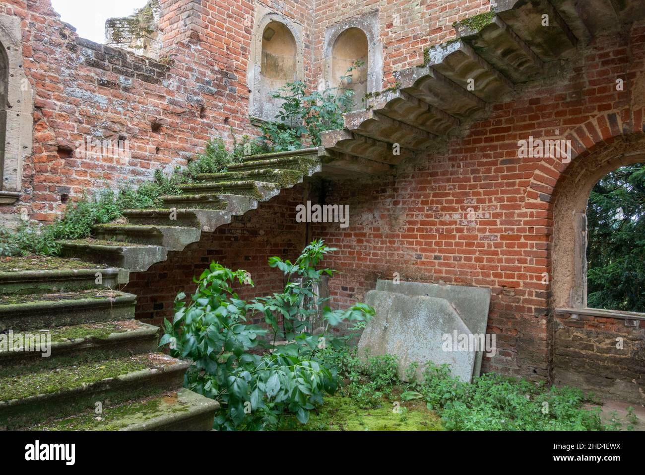 Detail zeigt die freitragende Treppe in der Ruine von Kirby Hall, einem elisabethanischen Landhaus, in der Nähe von Gretton, Northamptonshire, England. Stockfoto