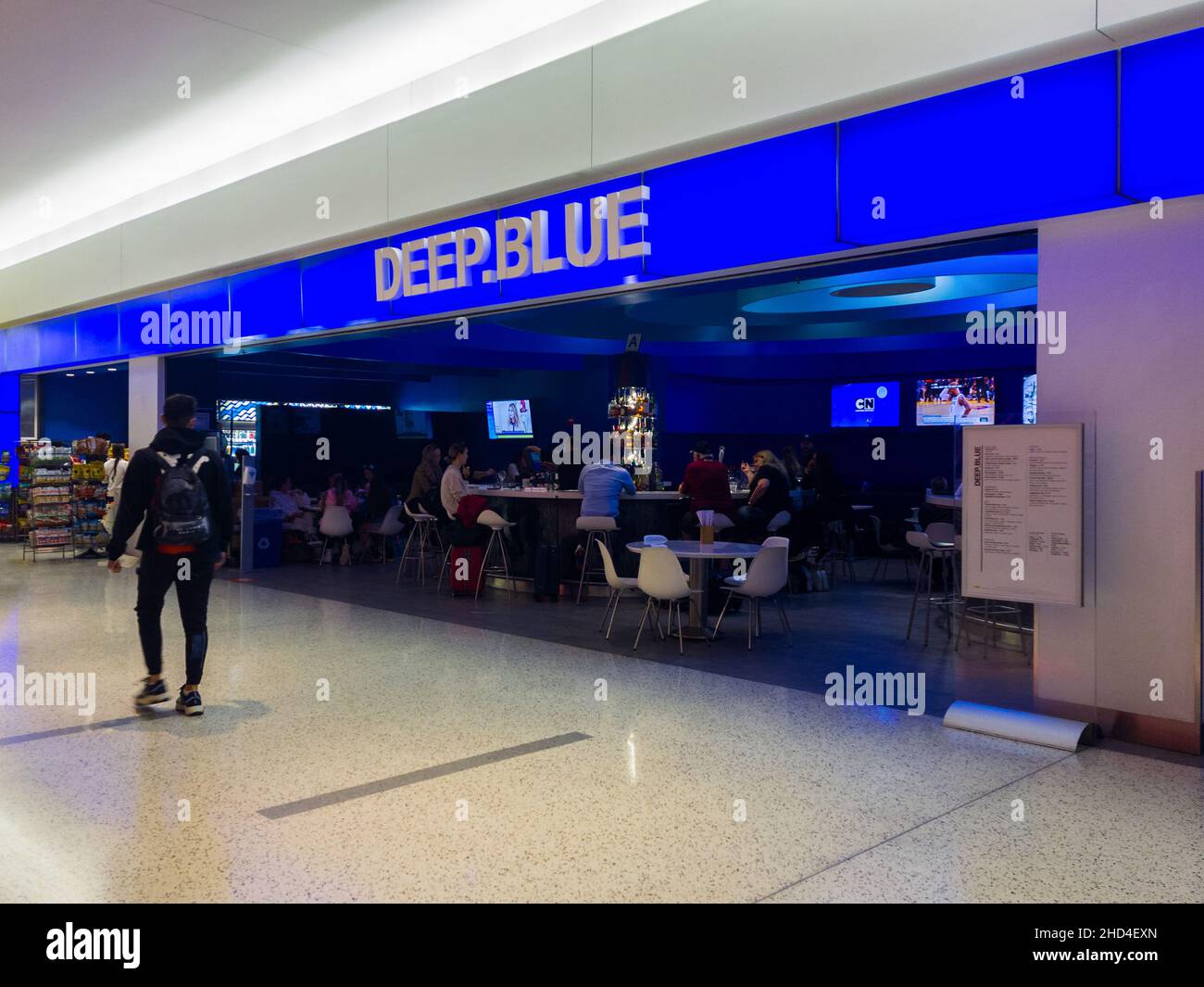 New York, USA - 25. Dezember 2021: Horizontaler Blick auf das Deep Blue Seafood Restaurant im Terminal 5 des John F. Kennedy Airport Stockfoto