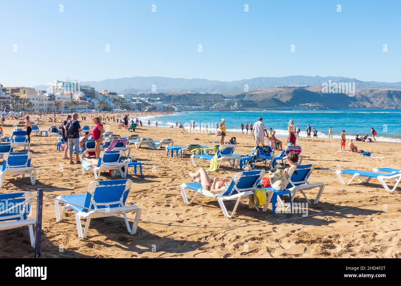 Gran Canaria, Kanarische Inseln, Spanien. 3rd. Januar 2022. Touristen, viele aus Großbritannien, sonnen sich am Stadtstrand in Las Palmas auf Gran Canaria mit Temperaturen von 30 Grad Celsius. Quelle: Alan Dawson/Alamy Live News. Stockfoto