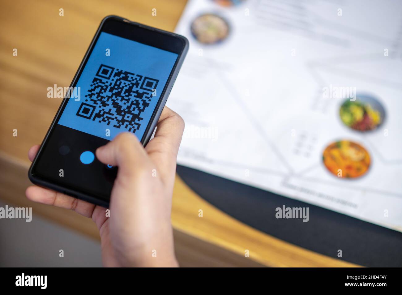 Lockiger Geschäftsmann, der sich für ein Mittagsmenü entscheidet und online bestellt Stockfoto