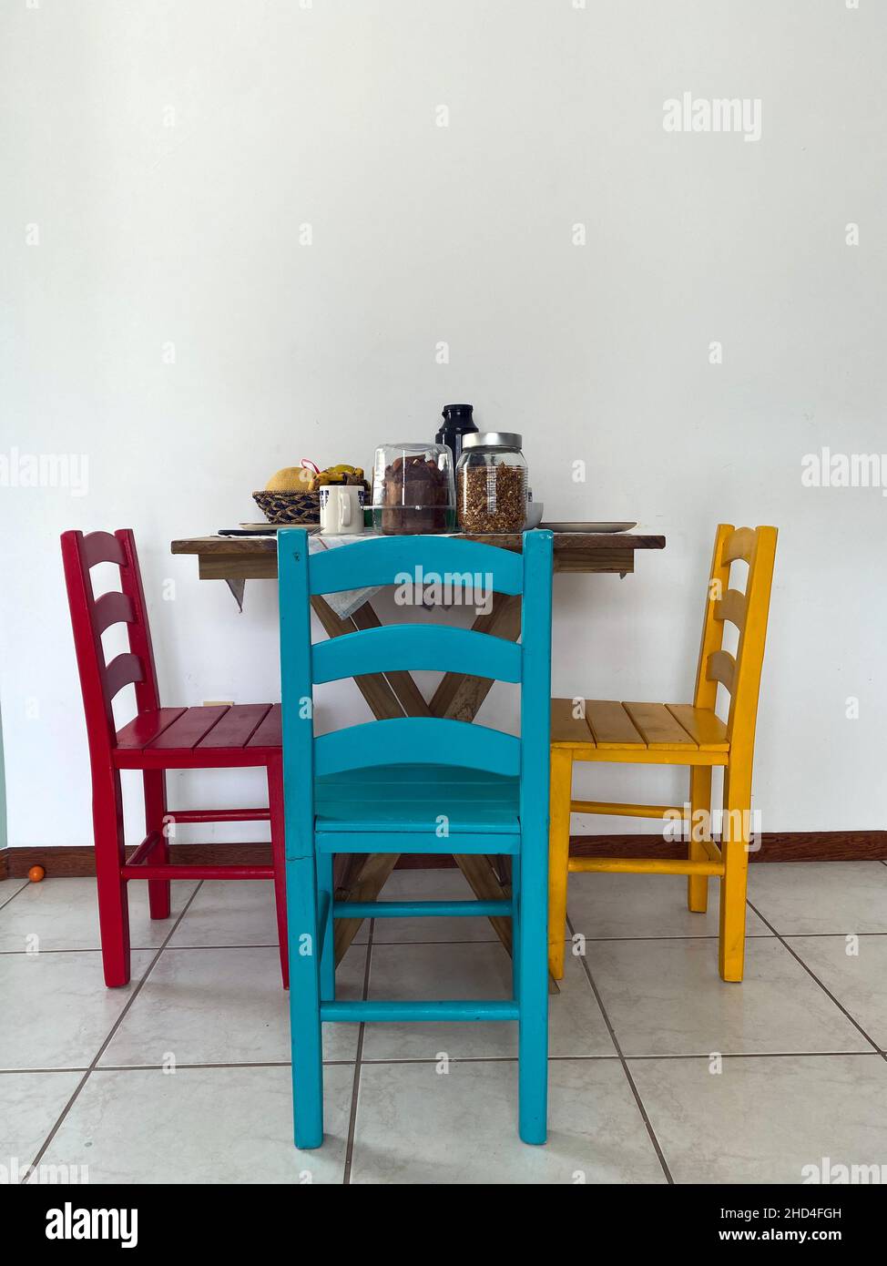 Sauberes und farbenfrohes Esszimmer, aus lackiertem Holz und weißen Wänden - Design und Dekoration Stockfoto