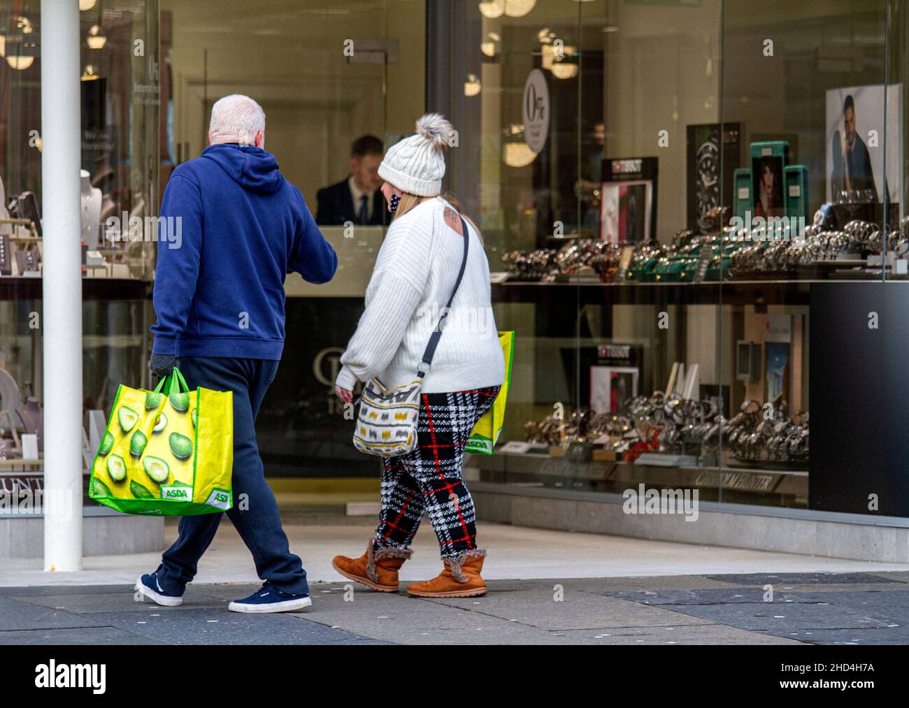 Dundee, Tayside, Schottland, Großbritannien. 3rd Januar 2022. UK Wetter: An einem hellen und kalten Januartag erreichen die Temperaturen in Teilen von Nordostschottland 6 Grad Celsius. Angesichts der drohenden weiteren Lockdown von Covid aufgrund der Ausbreitung des Omicron-Virus im ganzen Land verbringen einige Anwohner den Tag mit Winterverkäufen im Stadtzentrum von Dundee. Kredit: Dundee Photographics/Alamy Live Nachrichten Stockfoto