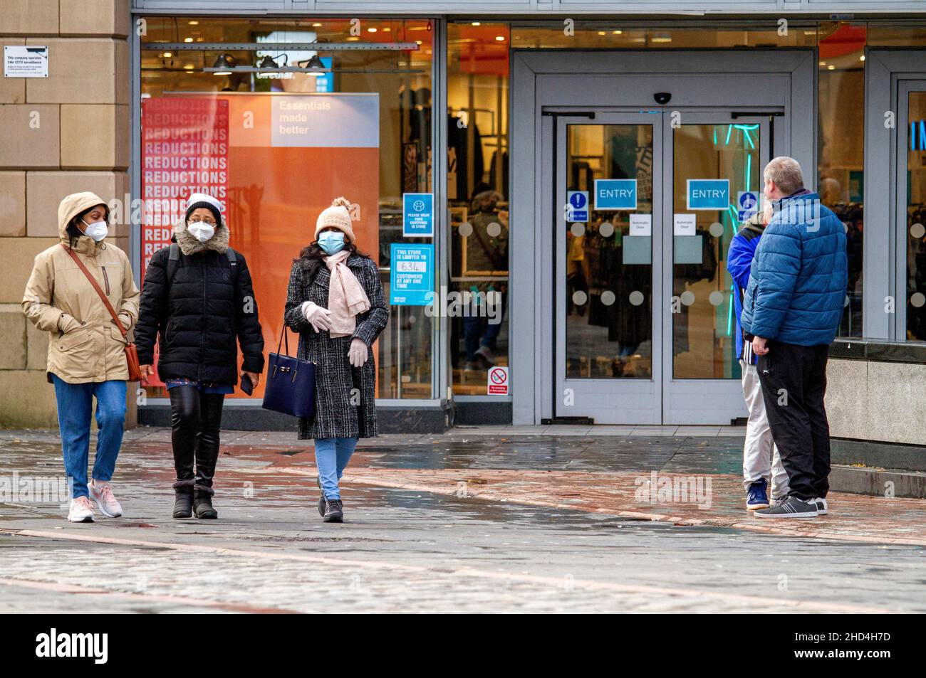 Dundee, Tayside, Schottland, Großbritannien. 3rd Januar 2022. UK Wetter: An einem hellen und kalten Januartag erreichen die Temperaturen in Teilen von Nordostschottland 6 Grad Celsius. Angesichts der drohenden weiteren Lockdown von Covid aufgrund der Ausbreitung des Omicron-Virus im ganzen Land verbringen einige Anwohner den Tag mit Winterverkäufen im Stadtzentrum von Dundee. Kredit: Dundee Photographics/Alamy Live Nachrichten Stockfoto