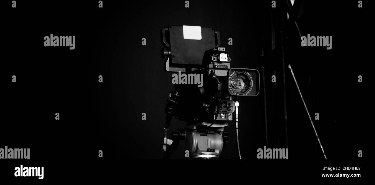 TV-Kamera, die auf dem Kranstativ zum Schießen oder Aufnehmen und Übertragen von Inhalten in der Studioproduktion zu On-Air-tv oder Online-Internet-Live-s ausgestrahlt wird Stockfoto