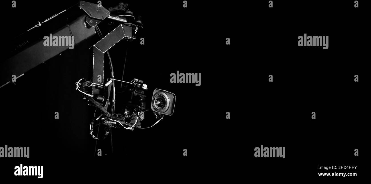 TV-Kamera, die auf dem Kranstativ zum Schießen oder Aufnehmen und Übertragen von Inhalten in der Studioproduktion zu On-Air-tv oder Online-Internet-Live-s ausgestrahlt wird Stockfoto