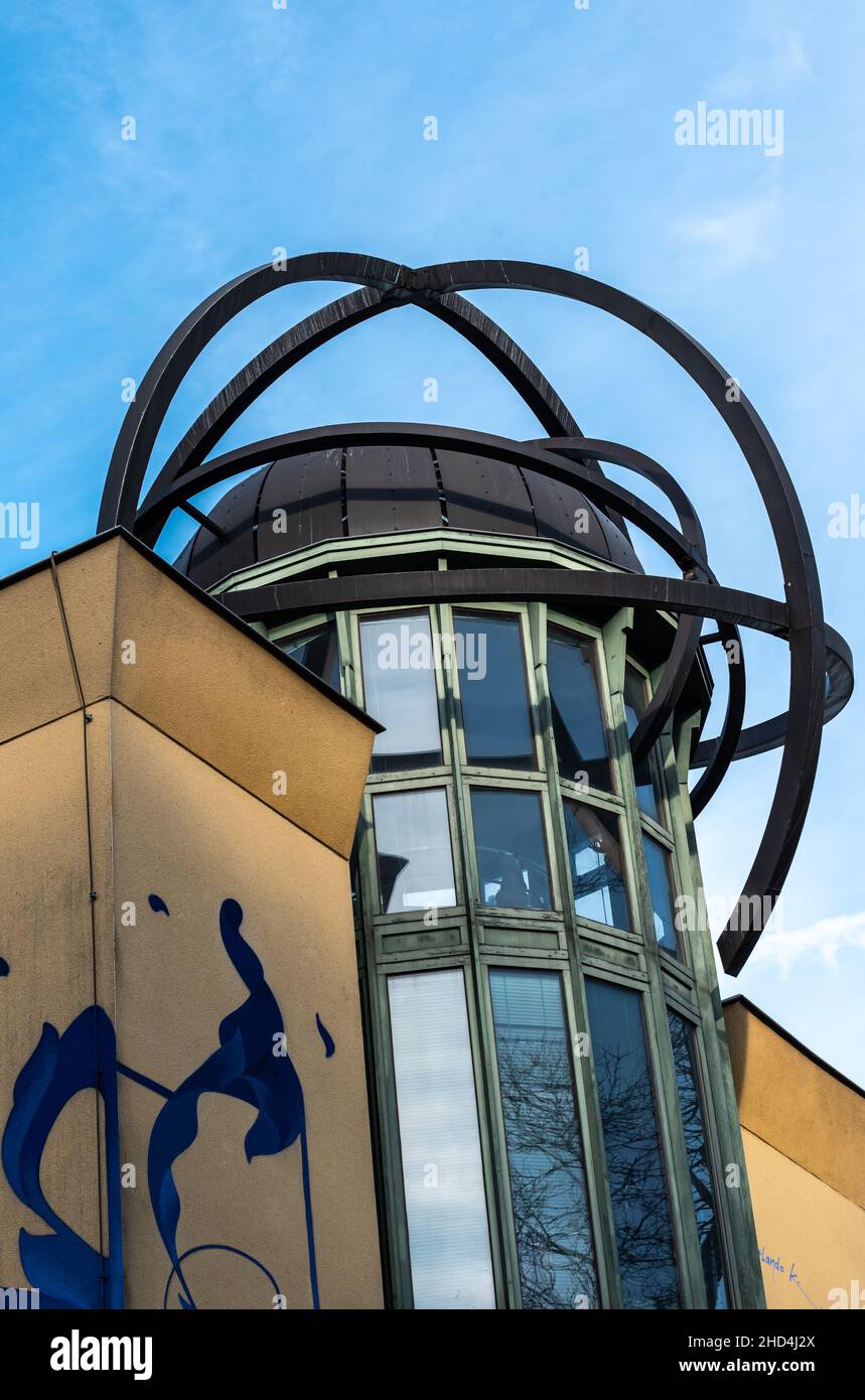 Jette, Region Brüssel-Hauptstadt - Belgien - 01 01 2022: Detail der Fassade des lokalen Kulturzentrums Stockfoto