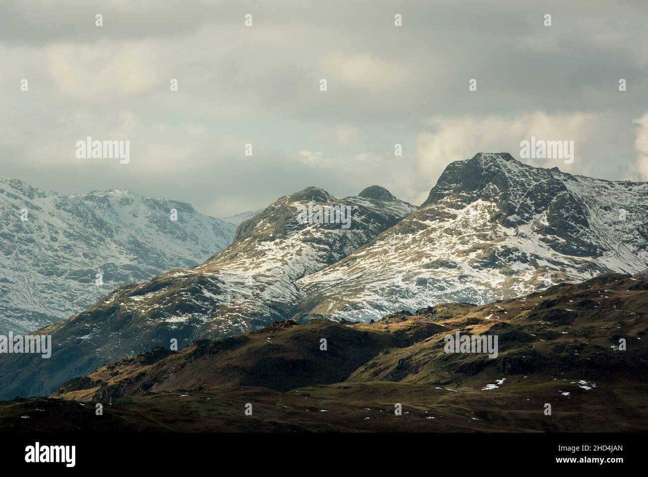 Schnee auf den Langdale Pikes, von Loughrigg, Winter im Lake District National Park, Cumbria, England Stockfoto