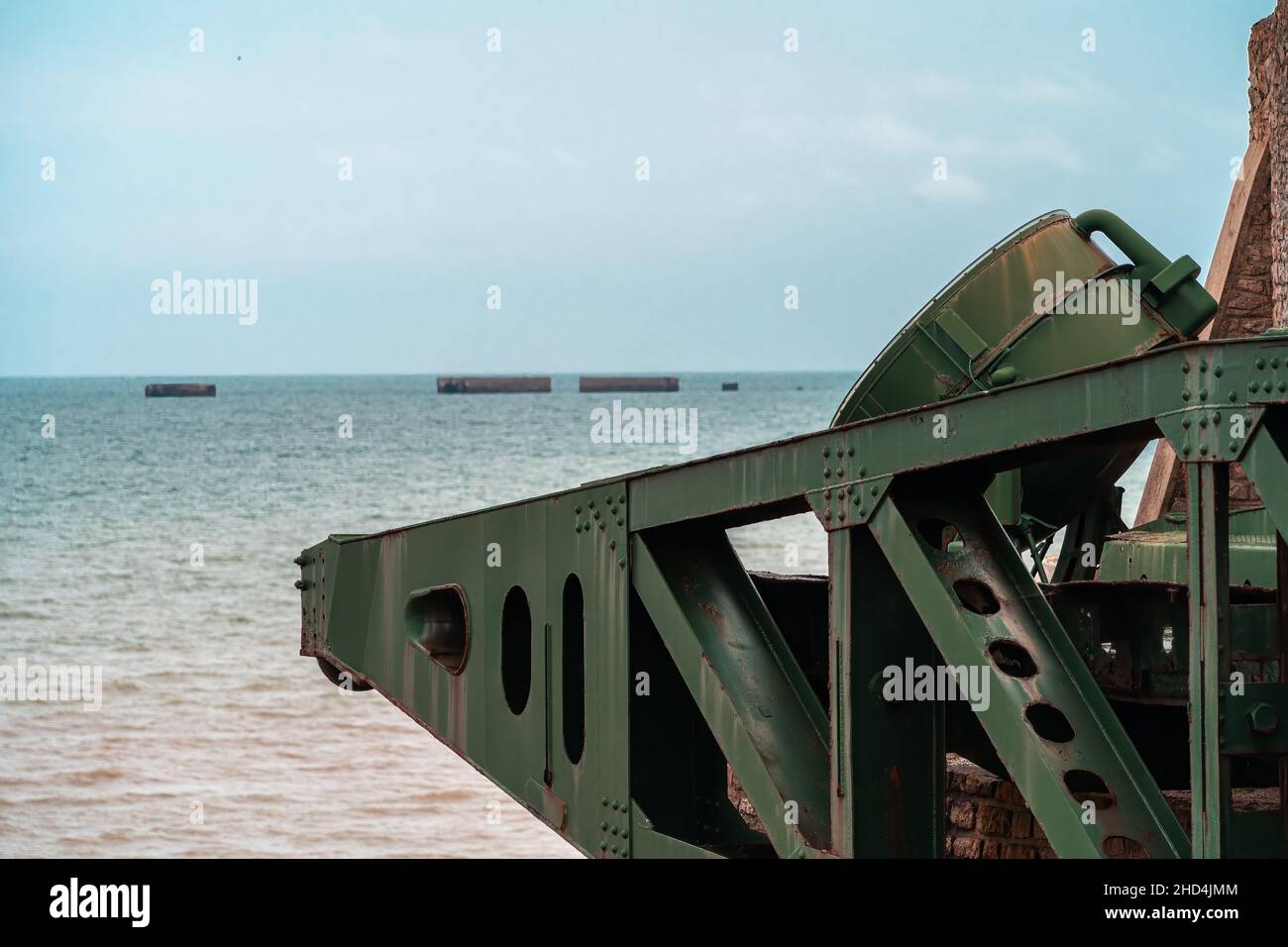 Arromanches, Frankreich - 2. August 2021: Überreste der alliierten militärischen Landeinfrastruktur in der Normandie Stockfoto