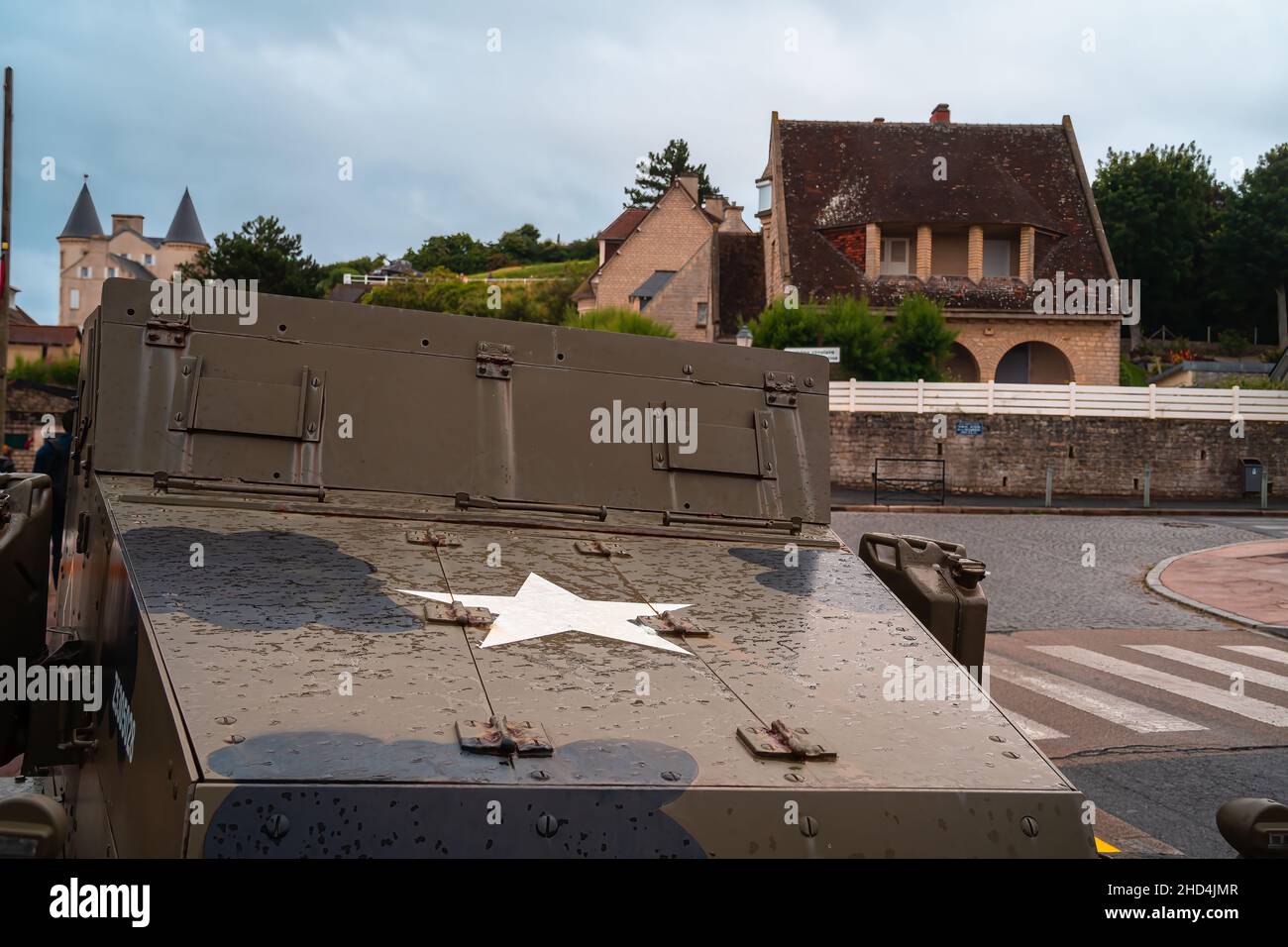 Arromanches, Frankreich - 2. August 2021: US-Militärfahrzeug mit weißem Stern aus dem Zweiten Weltkrieg in Arromanches, dem Ort der Landung der Alliierten in Norman Stockfoto