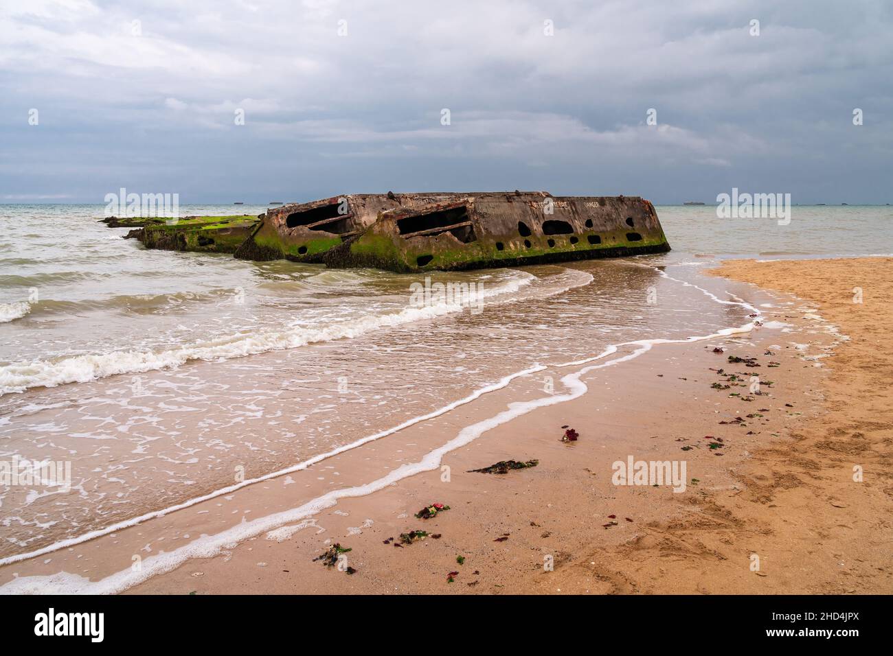 Überreste eines künstlichen Militärhafens aus dem Weltkrieg und der Landung von Verbündeten in Arromanches, Normandie, Frankreich Stockfoto