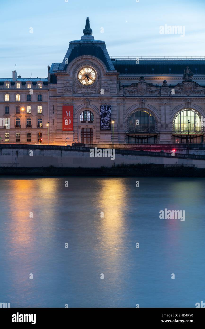 La seine und das Musée d'Orsay, Paris, Frankreich. Stockfoto