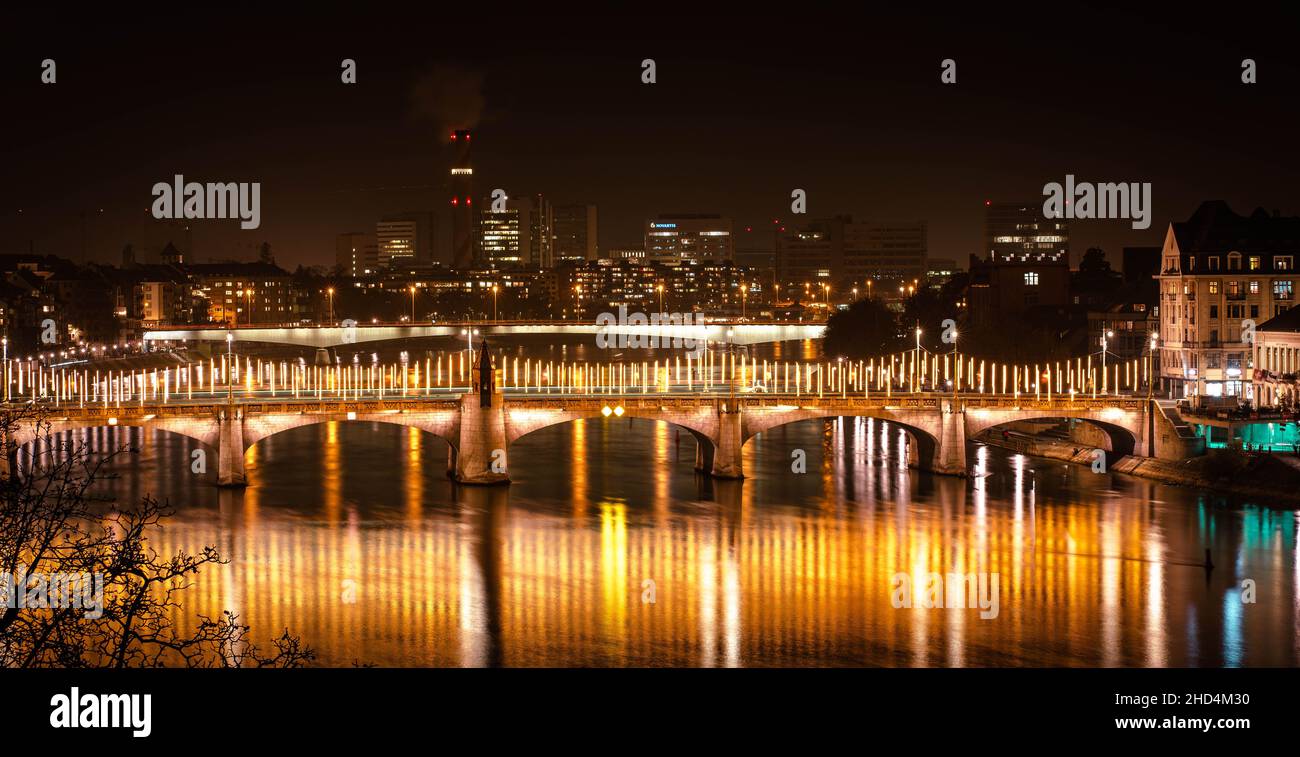 Ruhige Nachtlandschaft der Stadt Basel, die sich über den See, Schweiz, spiegelt Stockfoto