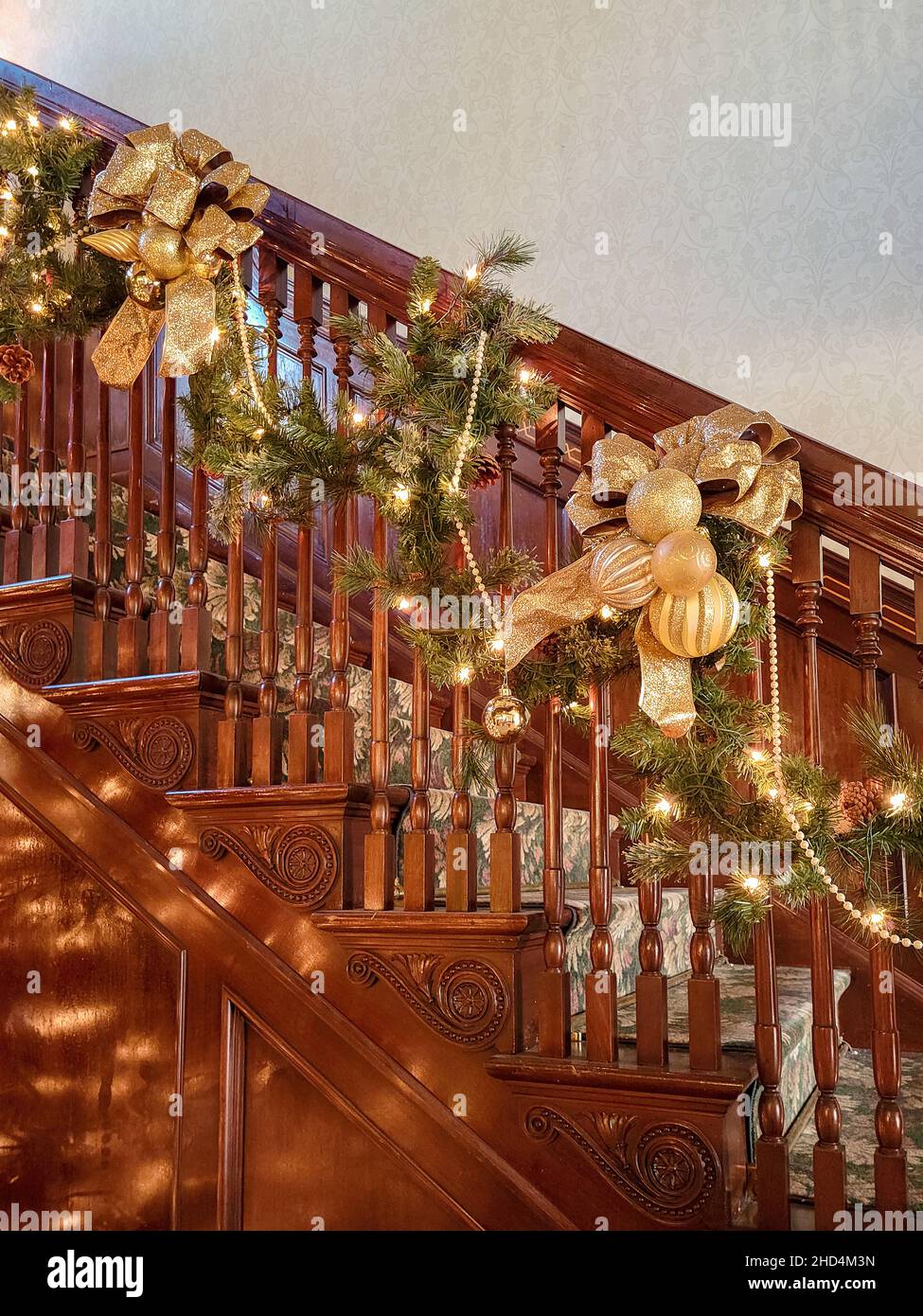 Home Innenraum Weihnachtslichter und ausgefallene Golddekorationen auf einer Holztreppe Stockfoto