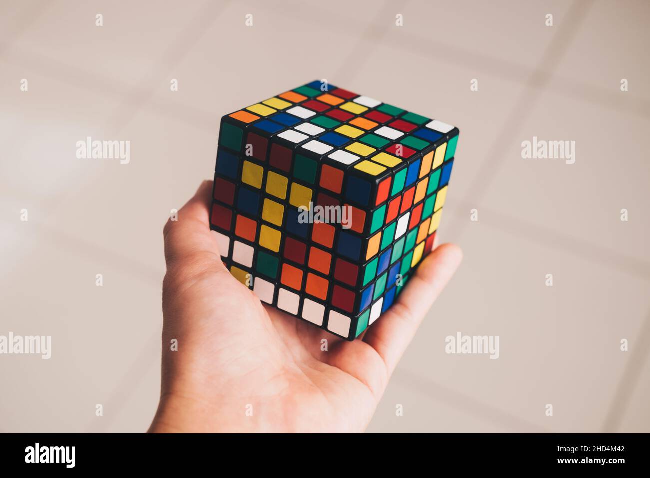 KORONADAL, PH – 26. DEZ 2021: Der Rubik-Würfel wurde 1974 vom ungarischen Bildhauer und Architekturprofessor Erno Rubik erfunden. Hand mit 6x6 Würfel. Stockfoto