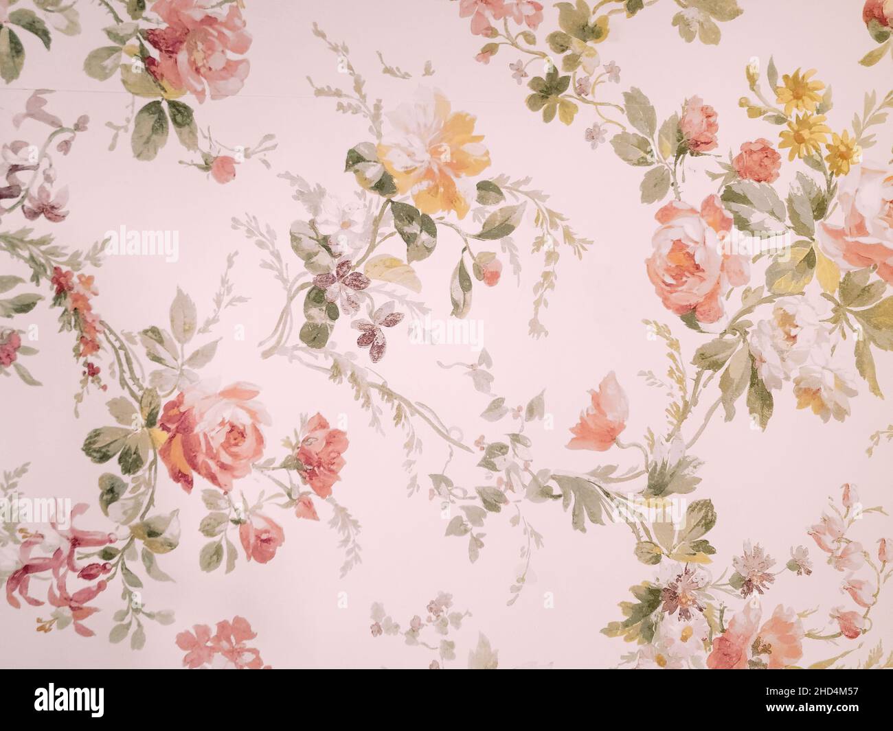 Rosafarbenes Blumenmuster auf altmodischer Tapete Stockfoto