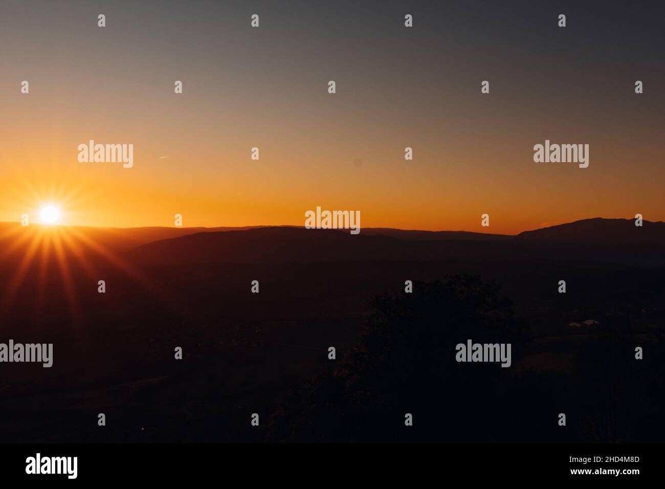 Wunderschöner Blick auf den Sonnenuntergang über hügeligem Gelände Stockfoto