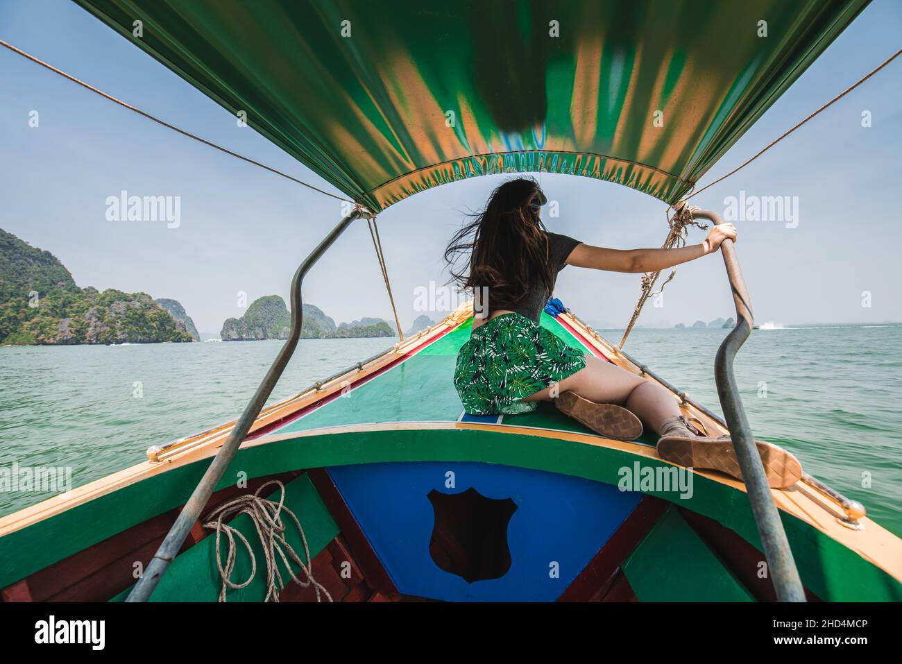 Eine weibliche Touristin, die eine Bootsfahrt macht und den Ao Phang Nga National Park, Thailand, erkundet Stockfoto