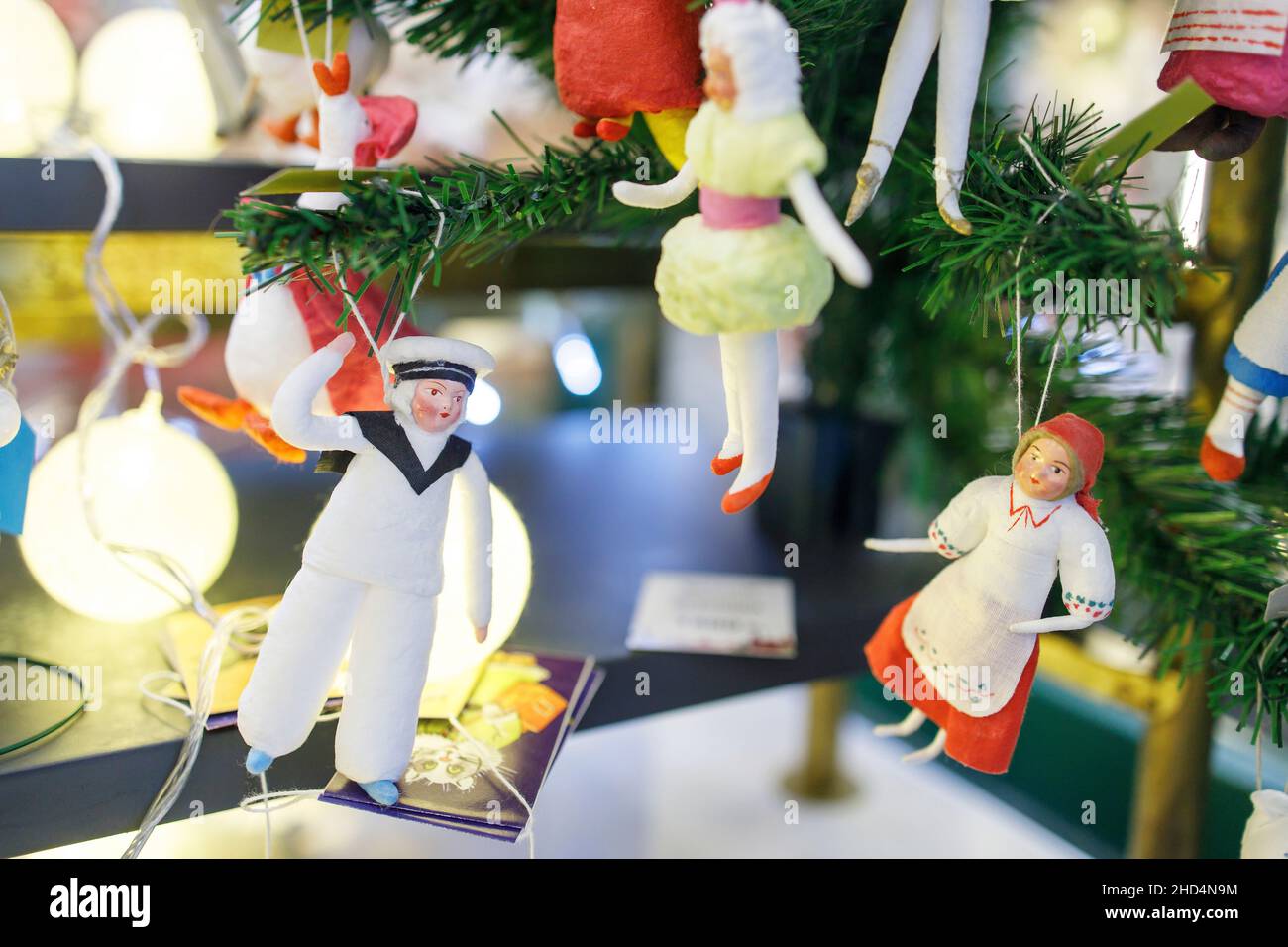 Moskau, Russland - 20. Dezember 2021 Festlichkeiten auf dem Manezhnaya-Platz in Moskau. festweihnachtsreise. Wattes Weihnachtsspielzeug, Mädchen mit Clutch Stockfoto