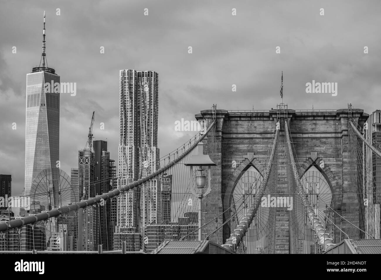 Brooklyn Bridge in New York City, den USA, die den East River zwischen Manhattan und Brooklyn überspannt Stockfoto