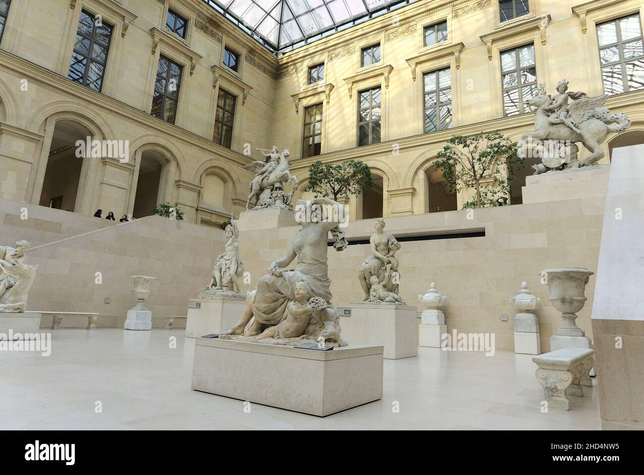 Marmorskulptur Amphitrit von Antoine Coysevox im Hof Cour Marly im Richelieu-Flügel des Louvre-Museums in Paris, Frankreich Stockfoto
