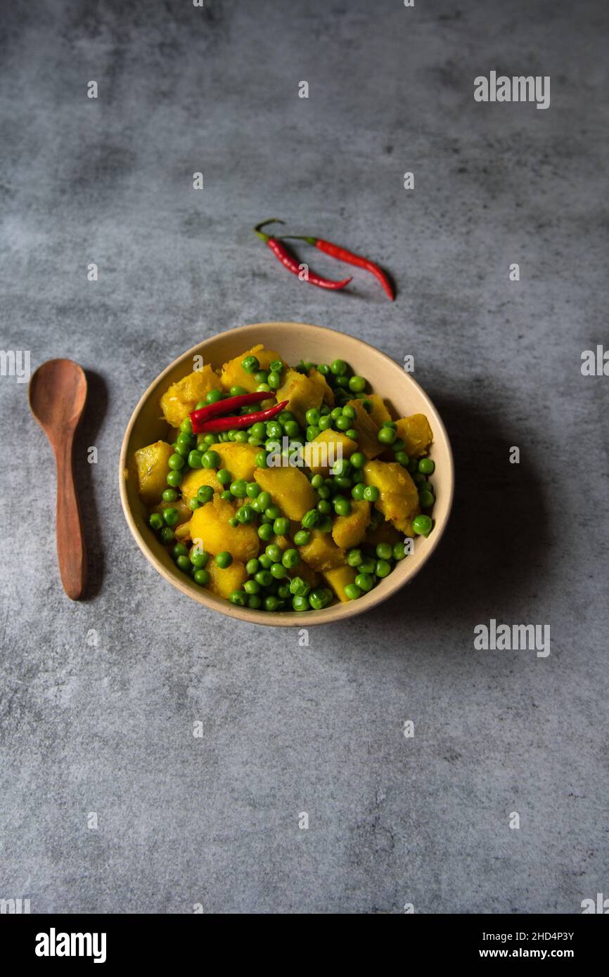 Indische Speisekarte alu matar oder gebratene Erbsen Kartoffel in einer Schüssel. Nahaufnahme. Stockfoto