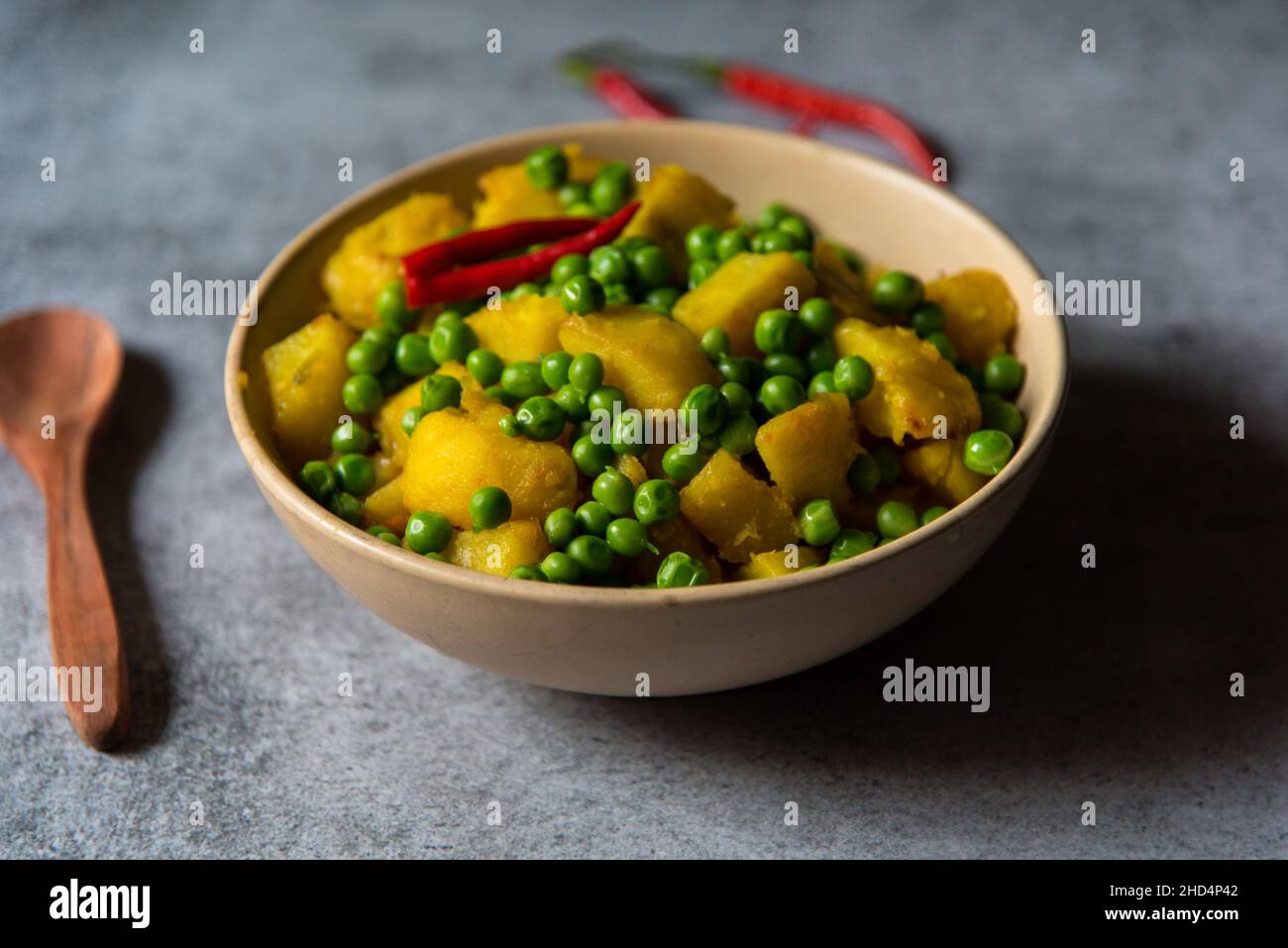 Indische Speisekarte alu matar oder gebratene Erbsen Kartoffel in einer Schüssel. Nahaufnahme. Stockfoto