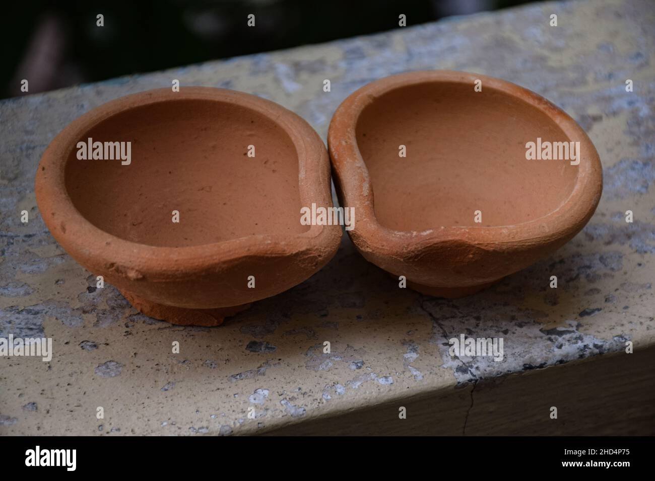 Stock Foto von schönen einfachen handgemachten traditionellen Ton Öl-Lampe, die zu Hause während diwali Festival in Indien verwendet wird beleuchtet. Selektiver Fokus. Stockfoto