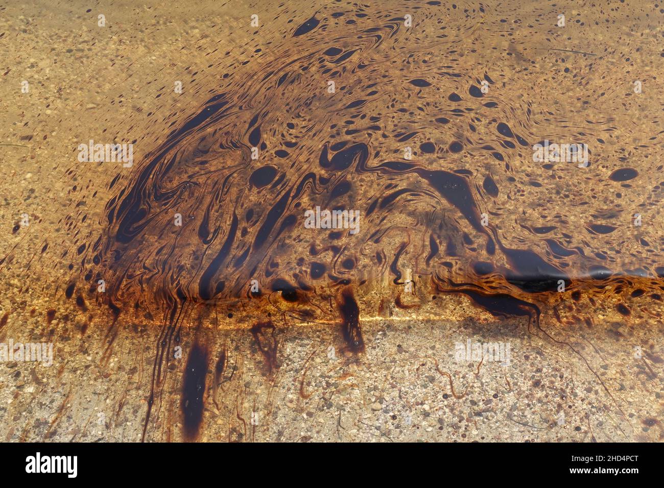 Natürlicher Teer auf der Meerwasseroberfläche. Verschmutzter Strand. Stockfoto