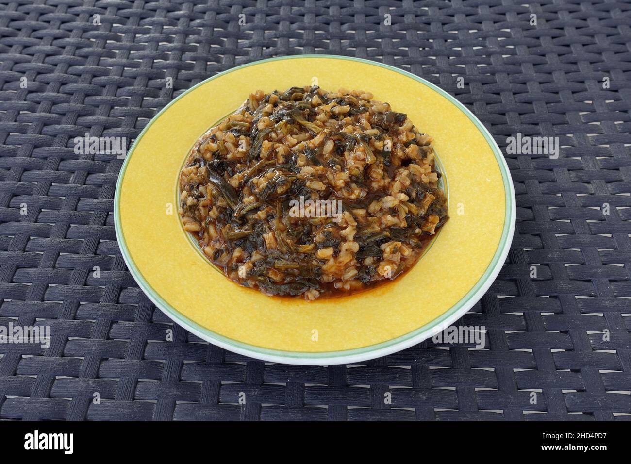 Spinat mit Reis in Tomatensauce. Spanakorizo griechisches Essen. Stockfoto