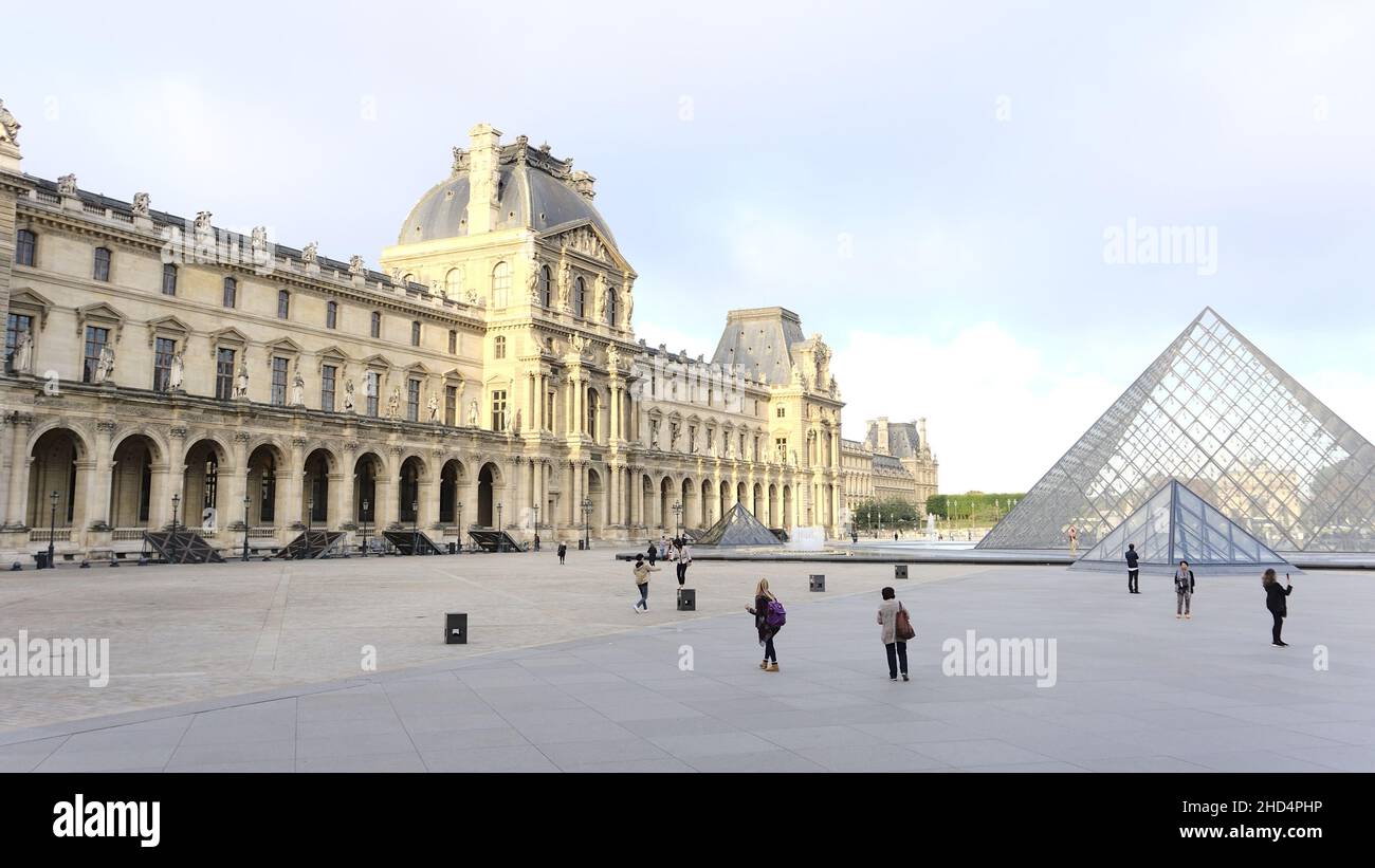 Außerhalb des Louvre-Museums und der Glaspyramide in Paris in Frankreich Stockfoto